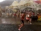  Шторм в Анапе заставил отдыхающих с криком убегать с пляжа 