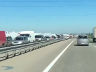  На Восточном обходе на въезде в Краснодар встала огромная пробка 