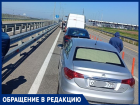 «Стоим уже 2 часа»: длинная очередь из машин собралась у Крымского моста на Кубани