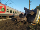 Пассажирский поезд из Адлера врезался в грузовик и слетел с рельсов
