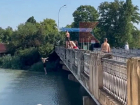В Краснодаре подростки прыгнули с моста в реку Кубань