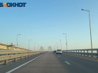 Более 1600 автомобилей застряли в очереди на Крымский мост на Кубани