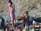 Зрелые нудисты закидали туриста с камерой камнями на пляже в Анапе 