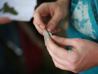 На Кубани двое мужчин уговорили школьниц выкурить марихуану