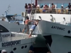Видео: Трехпалубный теплоход «Дагомыс» почти врезался в катер в Сочи