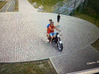 На скорости вылетел на тротуар: в Краснодарском крае полицейские ищут сбившего подростка мотоциклиста
