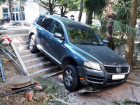  Пьяный водитель на своем внедорожнике слетел с лестницы в Сочи 