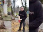 В Краснодаре арестовали побившего пенсионерку во время опилки деревьев рабочего