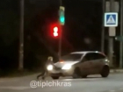 Краснодарка бросилась на дорогу останавливать машины: видео
