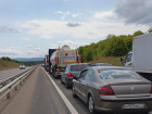 В начале выходных туристы застряли в пробках на трассе М-4 «Дон» к Черному морю