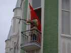 В центре Краснодара подняли советское знамя