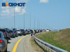 Почти 600 авто застряли в пробке перед Крымским мостом на пути в Краснодарский край