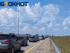 Подход к Крымскому мосту в Краснодарском крае сковала пробка из десятков авто