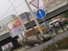В Краснодаре «Хундай» и «Лексус» устроили транспортный коллапс под мостом