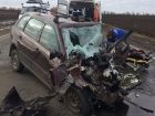 В жесткой аварии на Кубани водителя отечественного автомобиля зажало в салоне