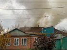 Двухэтажный дом загорелся в Краснодаре