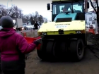 На Ростовском шоссе пенсионеры загородили проезд дорожной технике 