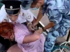 «Я сейчас тебя в воду выкину»: в Сочи полицейские скрутили двух туристок