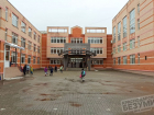 В Краснодаре 12-летняя девочка выпала со второго этажа школы №101