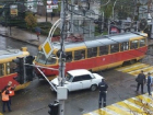 В центре Краснодара «семерка» протаранила трамвай