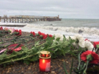 К месту гибели пассажиров ТУ-154 под Сочи несут цветы