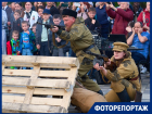 Вооружённые люди и стрельба: в Краснодаре воссоздали события Великой Отечественной войны