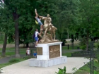 В Краснодаре подросток сломал руку скульптуре кубанского казака 
