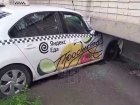 В Краснодаре уснувший таксист врезался на авто в жилой дом
