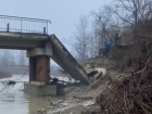 В Краснодарском крае рухнул пролет моста через реку Чепси: видео