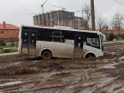 Провалившуюся в грязевую яму маршрутку в Краснодаре сняли на видео