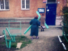 Суровые бабушки Краснодара: пенсионерки унесли лавочки с улицы в квартиры