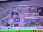 Вооруженный грабитель в маске ворвался в аптеку в Краснодарском крае: видео