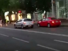 В Краснодаре попали на видео "лихие" автомобилисты, катающиеся по улице для пешеходов