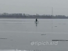 Житель Тимашевска прокатился по неокрепшему льду на велосипеде