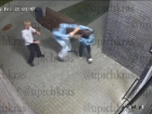 Школьники напали на пьяного мужчину во дворе ЖК в Краснодаре 