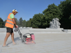 Скейтбордистам посоветовали не портить отреставрированный памятник в Краснодаре