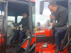 Губернатор Кондратьев посидел и оценил белорусский красный трактор 