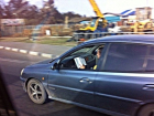 В Краснодаре водитель, ехавший на «Черри», читал книгу прямо за рулем