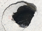«Из ямы ужасная вонь»: посреди дороги в Краснодаре рухнул асфальт