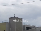 В Краснодаре дети устроили опасные игры на крыше парковки ради видео