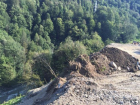 В реку Мзымту в Сочи тоннами сваливают строительный мусор 
