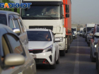 Пробки в сторону моря сковали 20 км трассы М-4 «Дон» в Краснодарском крае