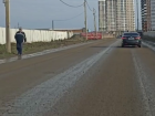 В Краснодаре дорога вместе с тротуаром утонули в грязи
