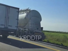 В Краснодаре грузовик повредил ограждение дороги на Южном обходе 