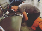 Гитарист BrainStorm уснул на полу аэропорта Сочи