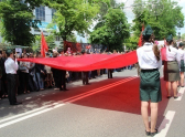 Активисты пронесли гигантское Знамя Победы.