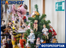 Побывавший на МКС пупсик и необычные ёлочные игрушки: в Краснодаре показали выставку авторских кукол
