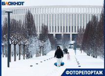 Краснодарцы пришли с тюбингами и зонтами: редкие кадры зимнего парка Галицкого