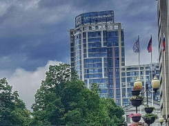 «Богатые тоже плачут»: В Краснодаре у жителей ЖК «Центральный» пытаются отобрать двор и парковочные места