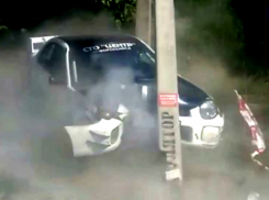 Под Туапсе во время ралли спорткар зрелищно врезался в столб